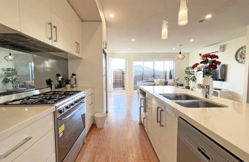 Knoxfield House | Relaxing Knoxfield Home Near Golf Course with Netflix