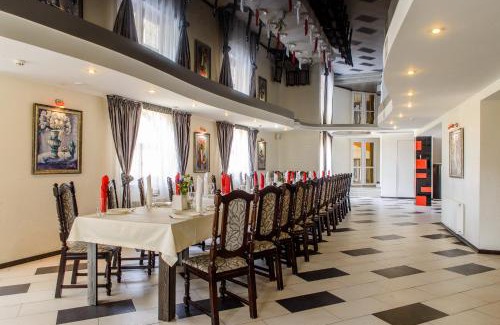 Sokilʼnyky Hotel | Relax at Knyazhyi Dvir: Family-Friendly with Hot Tub Access