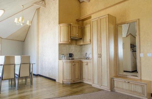 Sokilʼnyky Hotel | Relax at Knyazhyi Dvir: Family-Friendly with Hot Tub Access