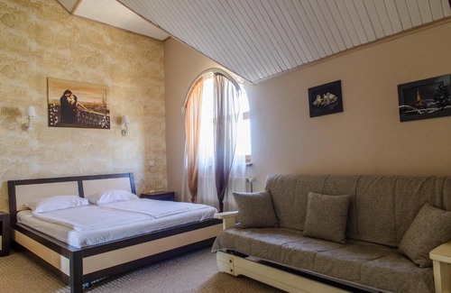 Sokilʼnyky Hotel | Relax at Knyazhyi Dvir: Family-Friendly with Hot Tub Access