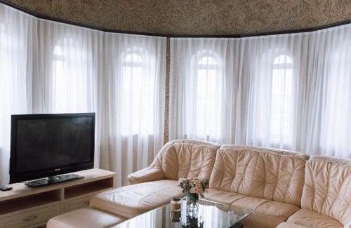 Sokilʼnyky Hotel | Relax at Knyazhyi Dvir: Family-Friendly with Hot Tub Access