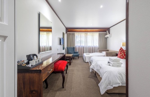 Knysna Central Hotel | Experience Knysna Log-Inn Hotel: Family-Friendly Retreat