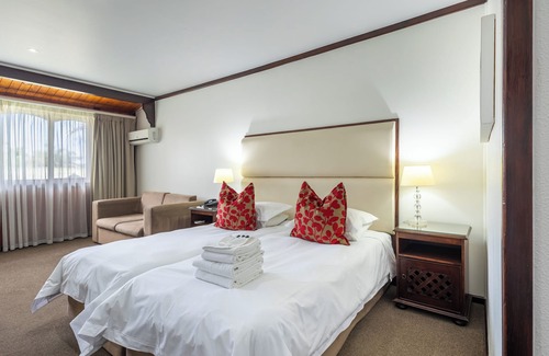 Knysna Central Hotel | Experience Knysna Log-Inn Hotel: Family-Friendly Retreat