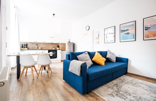 Altstadt Apartment | Experience Ko-Living II: Cozy Stay Near Old Town's Theatre