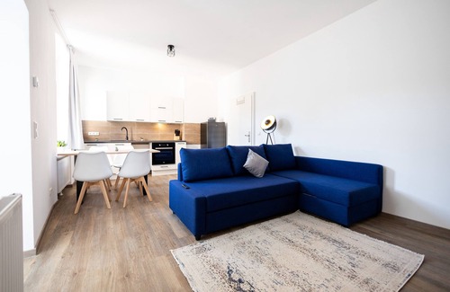 Altstadt Apartment | Experience Ko-Living II: Cozy Stay Near Old Town's Theatre