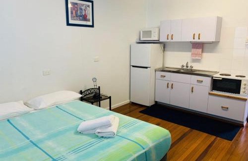 Iluka Cabin | Cozy Koala Lodge Studio 2 with Pool and Breakfast Included