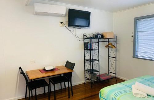 Iluka Cabin | Cozy Koala Lodge Studio 2 with Pool and Breakfast Included