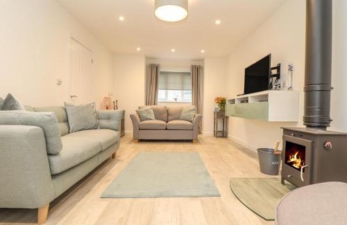 Mullion House | Elegant Kober House: 5-Star Stay with Family & Pet Comfort