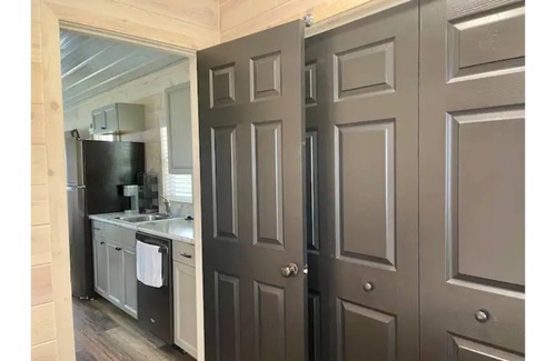 Carbon Hill House | Cozy Koby Tiny Home with Shared Fishing Pond - Guest Rated 9.8
