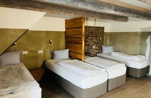 Bielefeld House | Comfortable KobyWG Zimmer Phoenix with Pet-Friendly Amenities