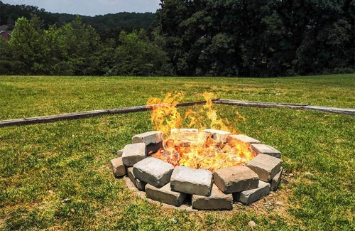 Kodak Cabin | Convenient Kodak Retreat: 3 Bedrooms, Pool & Hot Tub