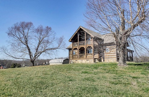 Kodak Cabin | Convenient Kodak Retreat: 3 Bedrooms, Pool & Hot Tub