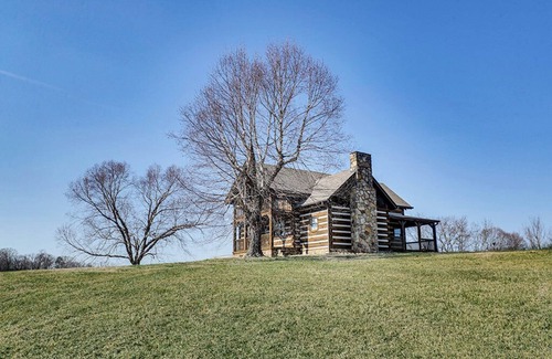 Kodak Cabin | Convenient Kodak Retreat: 3 Bedrooms, Pool & Hot Tub
