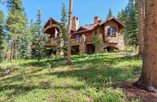 The Highlands House | Family-Friendly Kodi Lodge with Relaxing Hot Tub Amenities