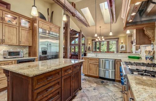 The Highlands House | Family-Friendly Kodi Lodge with Relaxing Hot Tub Amenities