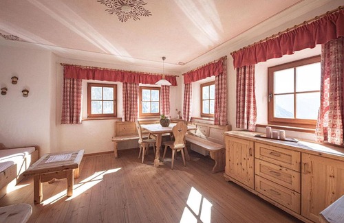 Campo Tures Apartment | Pet-Friendly Retreat at Kofler zw den Wänden Apt Alpenrose