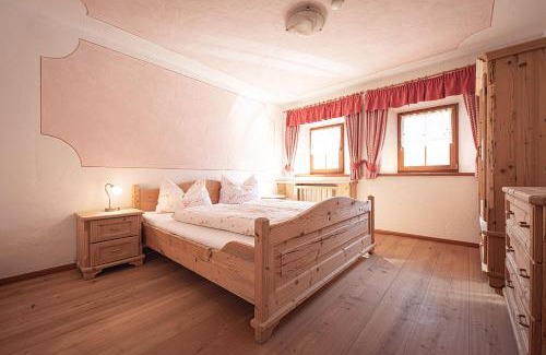 Campo Tures Apartment | Pet-Friendly Retreat at Kofler zw den Wänden Apt Alpenrose