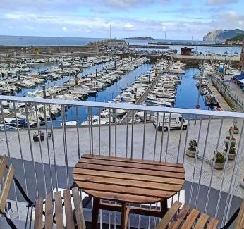 Bermeo Apartment | Tranquil Kofradía: Pet-Friendly Hotel with Oceanfront Views