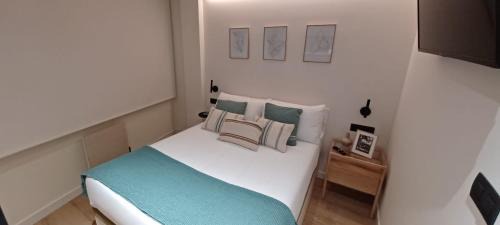 Bermeo Apartment | Tranquil Kofradía: Pet-Friendly Hotel with Oceanfront Views