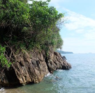 Ko Chang Hostel | Beachfront Bliss at Koh Chang Hut Hotel with Ocean Views