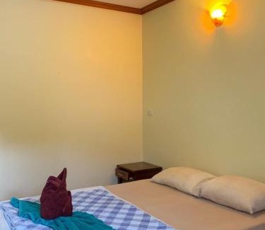Ko Chang Hostel | Beachfront Bliss at Koh Chang Hut Hotel with Ocean Views