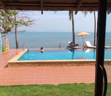 Ko Chang Villa | Beachfront Koh Chang Villa with Pool & Hot Tub Amenities