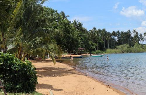 Ko Chang Villa | Beachfront Koh Chang Villa with Pool & Hot Tub Amenities
