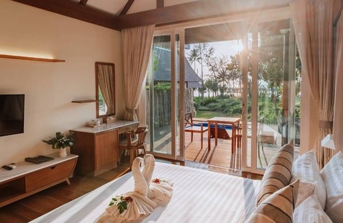 Ko Kood Hotel | Discover Koh Kood Paradise Beach with Pool and Dining Options