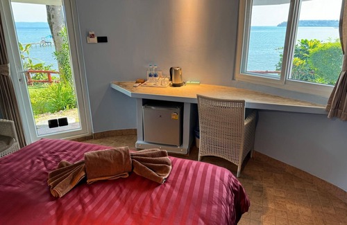 Ko Mak Resort | Experience Nature at Koh Mak Buri Hut Resort with Pool