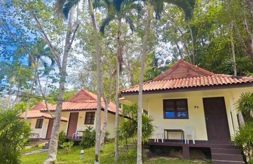Ko Mook Resort | Comfortable Koh Mook Rubber Tree Bungalows with Ocean Views