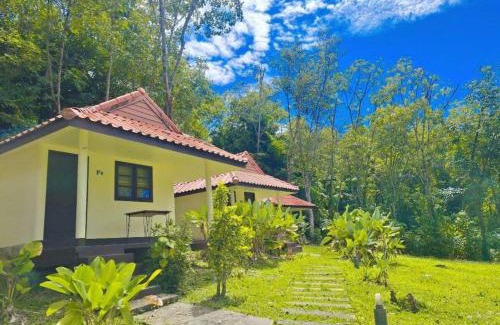 Ko Mook Resort | Comfortable Koh Mook Rubber Tree Bungalows with Ocean Views