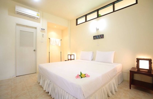 Ko Mook Hotel | Cozy Koh Mook Rubertree Bungalow with Family Amenities