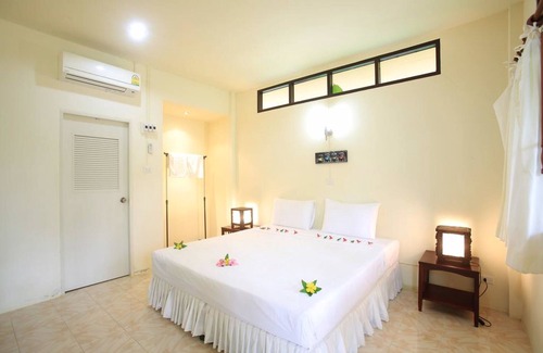 Ko Mook Hotel | Cozy Koh Mook Rubertree Bungalow with Family Amenities