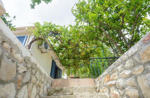 Logarata House | Oceanfront Bliss at Kokonis House - Rated 9.3 by Guests
