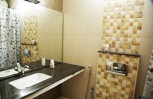 Besant Nagar House | Discover Comfort at Kolam Elliots Beach with Great Amenities