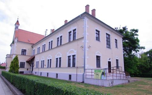 Lednice House | Explore Koleje Zamecek: Pet-Friendly Retreat with Kitchen