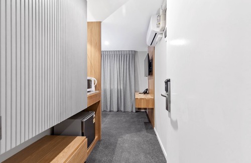 Papatoetoe Hotel | Kolmar Inn: Family-Friendly Stay with Breakfast Included