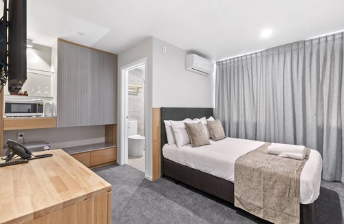 Papatoetoe Hotel | Kolmar Inn: Family-Friendly Stay with Breakfast Included