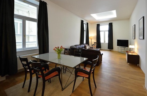 Marianske Lazne Apartment | Kolonada Elegant 2-Bedroom Apartment with Balcony & Accessibility