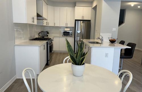 Ottawa Division House | Comfortable Kolopizo Lounge - Ideal for Family Stays
