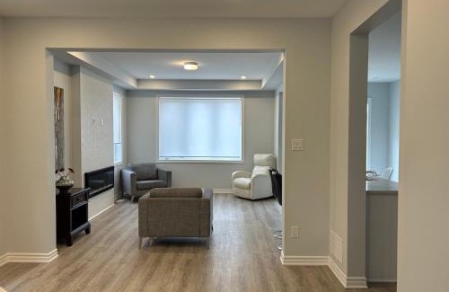 Ottawa Division House | Comfortable Kolopizo Lounge - Ideal for Family Stays