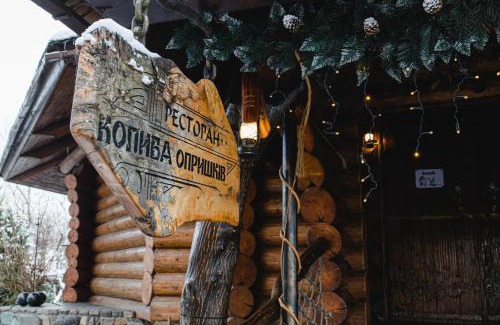Nyzhnje Selyshche Hotel | Cozy Kolyba Opryshkiv: Pet-Friendly Retreat with Pool