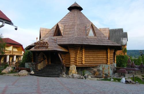 Nyzhnje Selyshche Hotel | Cozy Kolyba Opryshkiv: Pet-Friendly Retreat with Pool