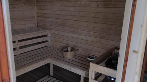 Batorliget Apartment | Oceanfront Retreat: Koma Vendégház with Spa & Hot Tub