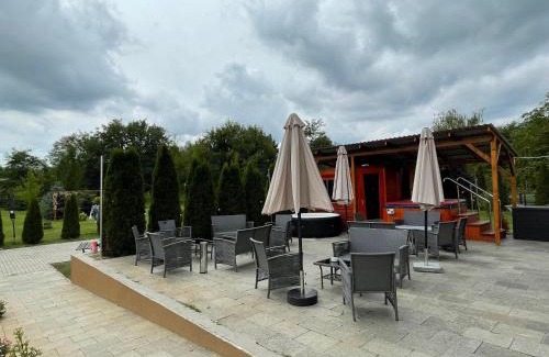 Batorliget Apartment | Oceanfront Retreat: Koma Vendégház with Spa & Hot Tub