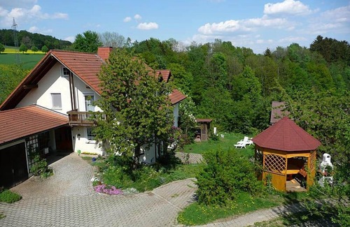 Bad Berneck im Fichtelgebirge Apartment | Ideal Retreat for Up to 5 with Kitchen & Breakfast Included