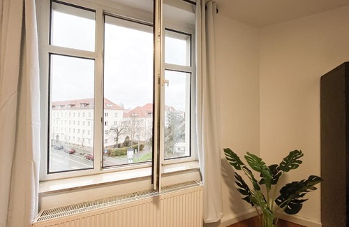 Wahren Apartment | Comfortable Apartment Near Porsche & Airport with Fast Wi-Fi