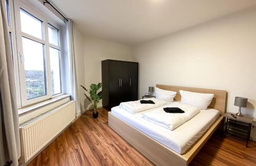 Wahren Apartment | Comfortable Apartment Near Porsche & Airport with Fast Wi-Fi