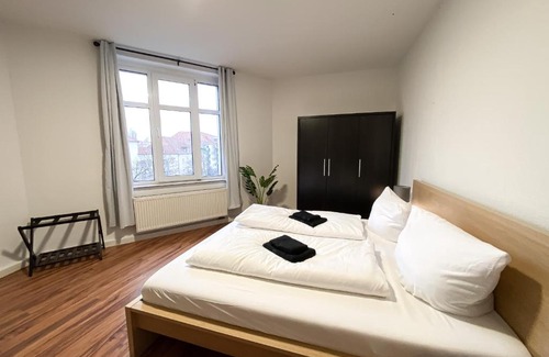 Wahren Apartment | Comfortable Apartment Near Porsche & Airport with Fast Wi-Fi