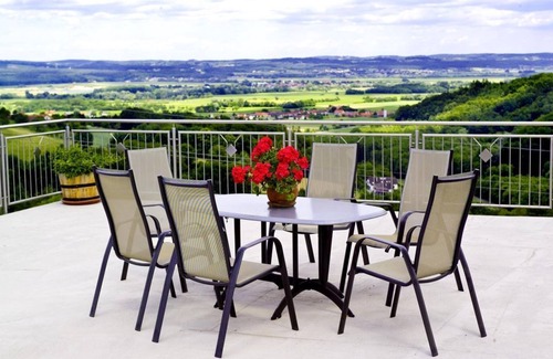 Loipersdorf bei Fuerstenfeld Apartment | Comfort Rooms at Gästehaus Bergbrunnen with Breakfast Included